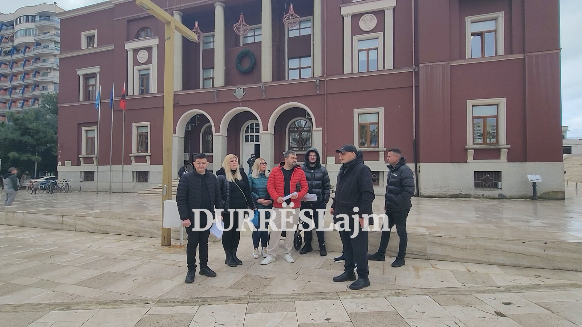 Nuk u kthejnë ambientet e biznesit në pallatin e rindërtuar në Durrës, pronarët: I kemi me certifikatë pronësie (VIDEO)