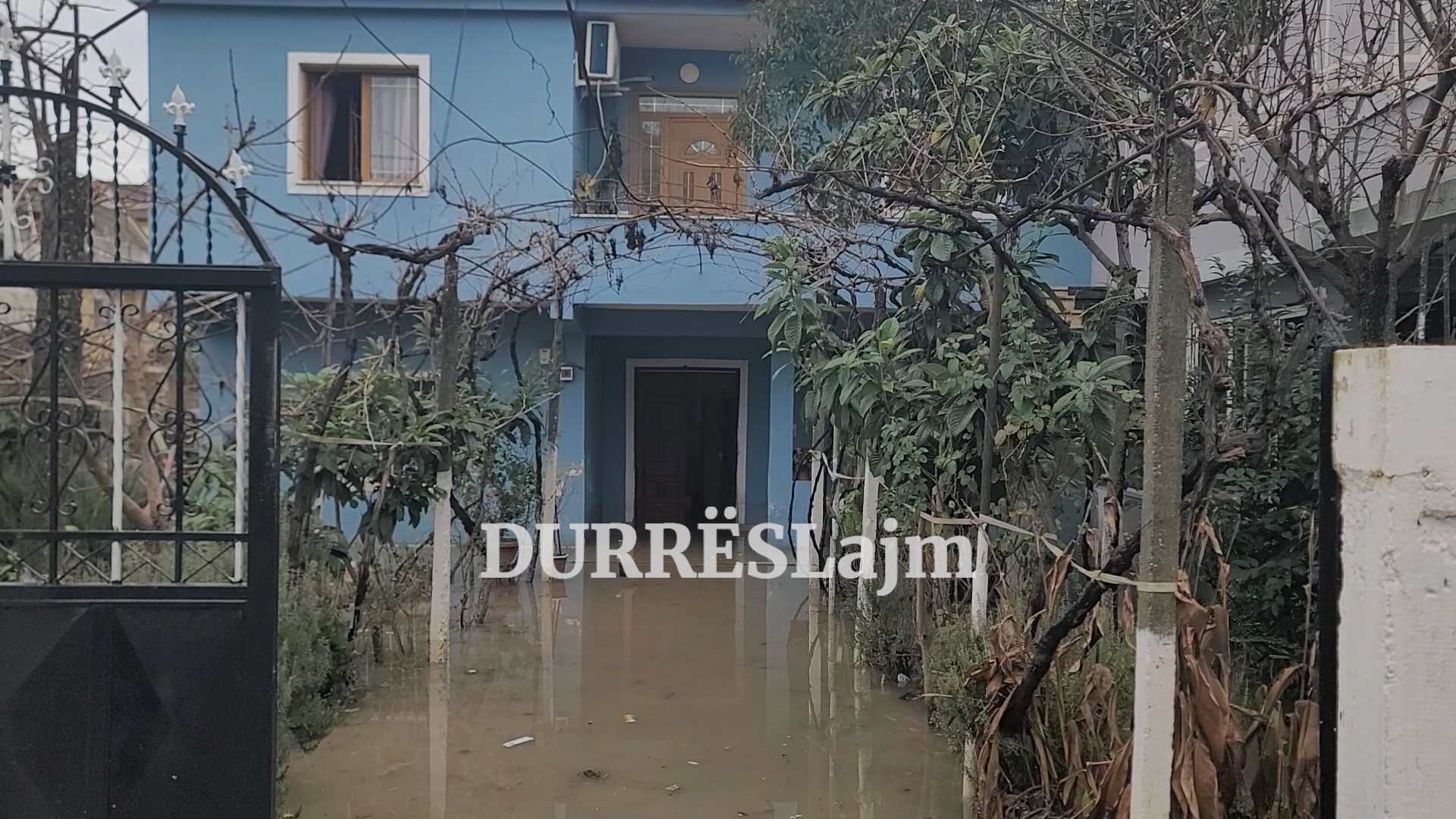 Banorët e përmbytur në Durrës: Nuk ka ardhur askush të shohë dëmet! (VIDEO)