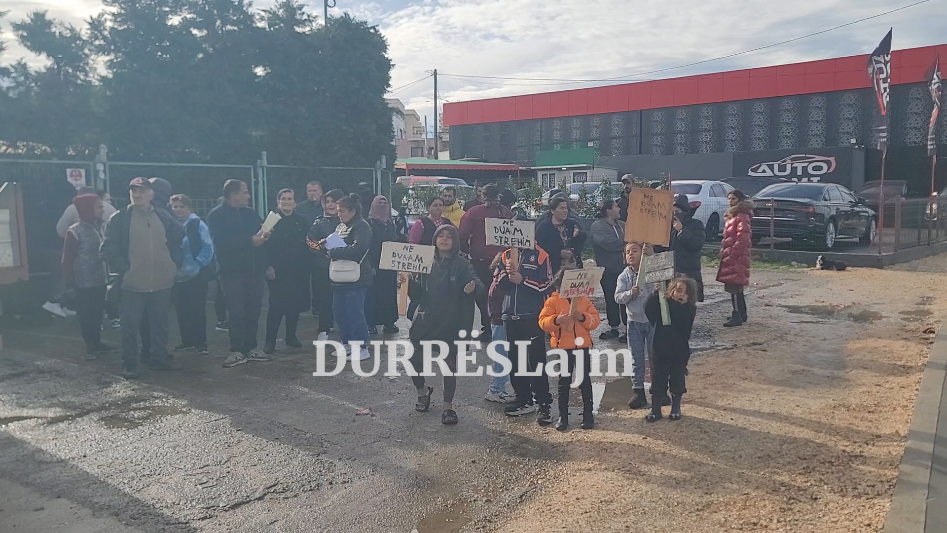 Do u prishin shtëpitë e ndërtuara pranë Urës së Dajlanit për të zgjeruar kanalin, protestojnë banorët (VIDEO)