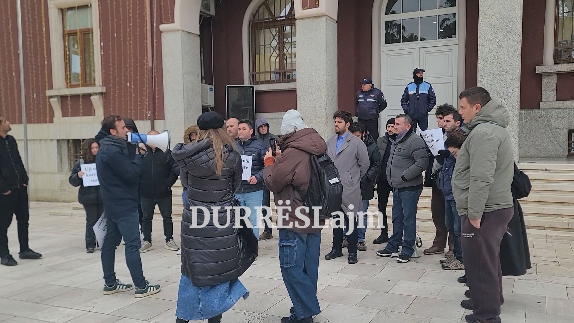 Lëvizja Bashkë protestë para bashkisë Durrës: Të shpallet gjendja e emergjencës dhe hetim i thelluar për hidrovorin (VIDEO)