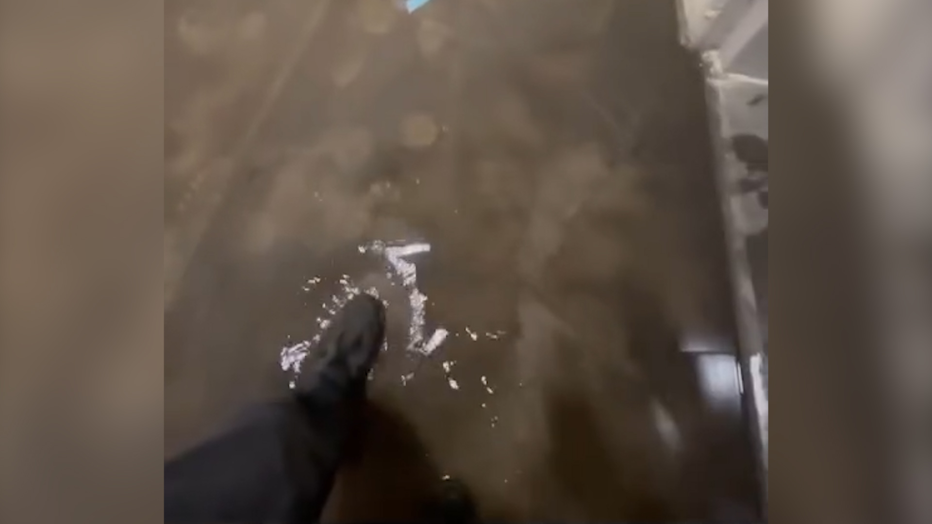 Kacani publikon videon: Parkimi i ri publik në Durrës u përmbyt me 3 mm shi!