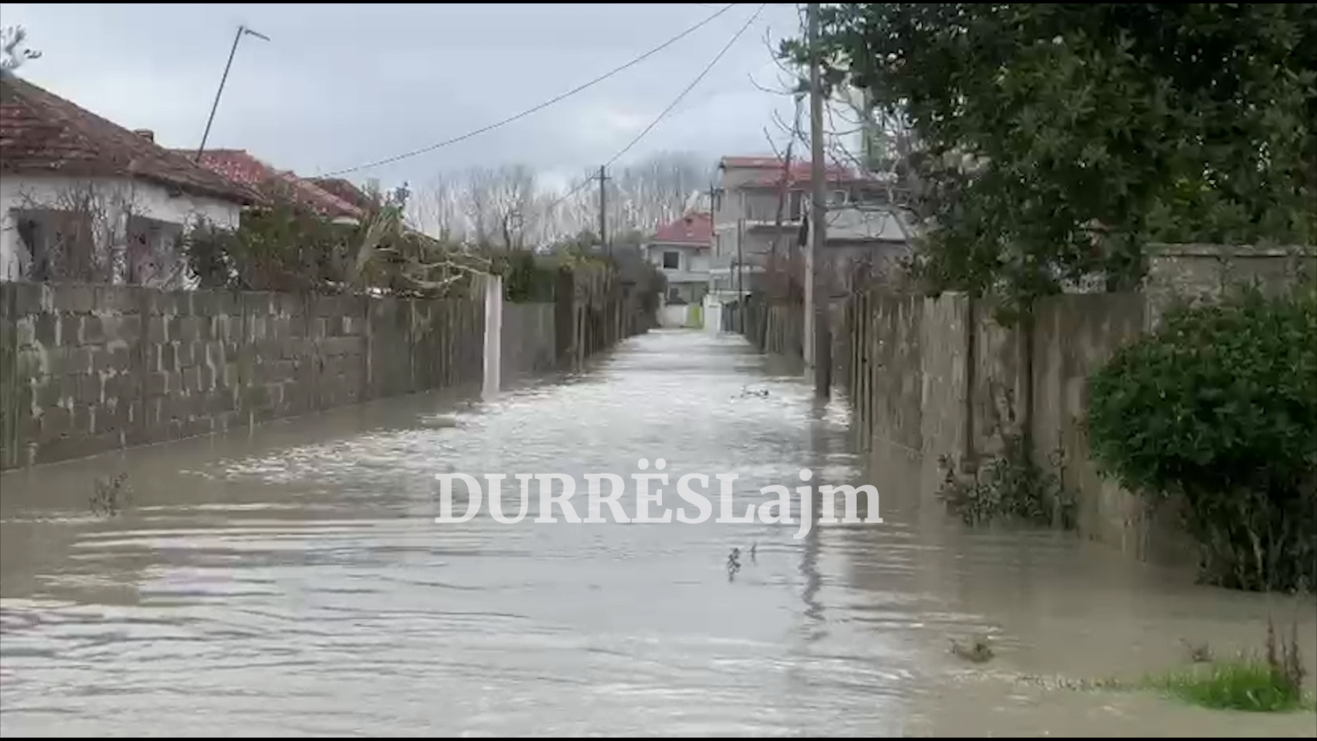 Rrjedha e Erzenit drejt shtëpive, situata përkeqësohet me kalimin e orëve (VIDEO)