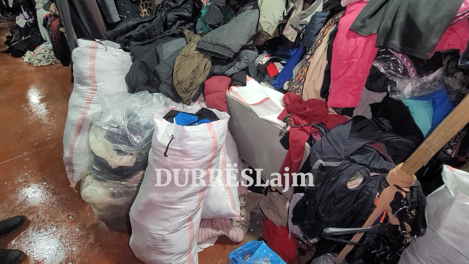 Durrës/ Thasë me rroba që i hedhin në plehra, përmbytja e tregut u shkakton mln lekë dëme tregtarëve (VIDEO)