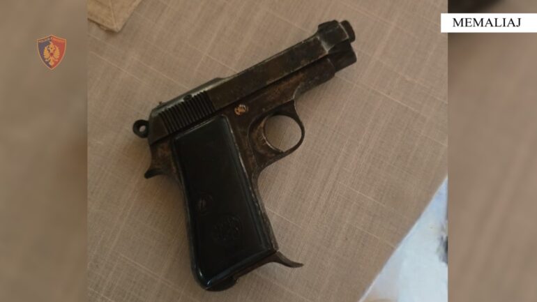 Kërcënoi bashkëshorten se do ta vriste me pistoletë, arrestohet 53-vjeçari