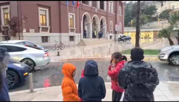 Durrës/ Prindërit ua shoqëroi policia sepse po protestonin para bashkisë, fëmijët e mitur qajnë të vetëm nën shi (VIDEO)