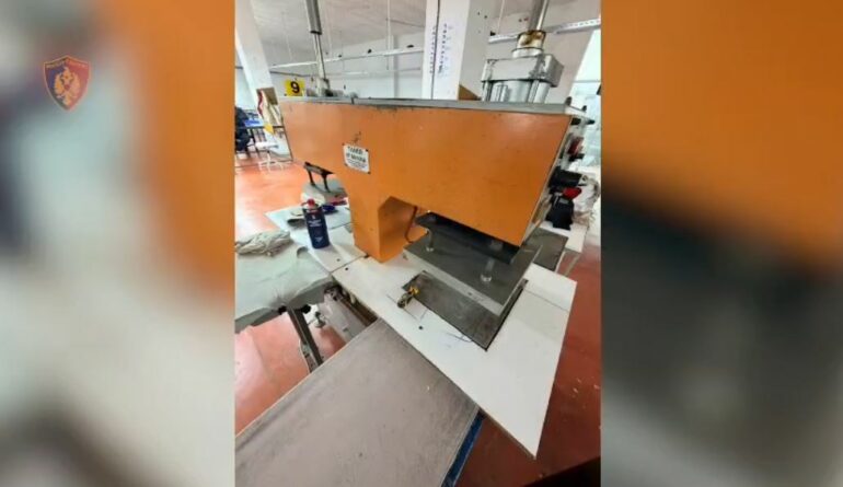 Zbulohet në Kamëz magazina ku stampoheshin veshje të kontrabanduara me logo false, arrestohet një shtetas turk (VIDEO)