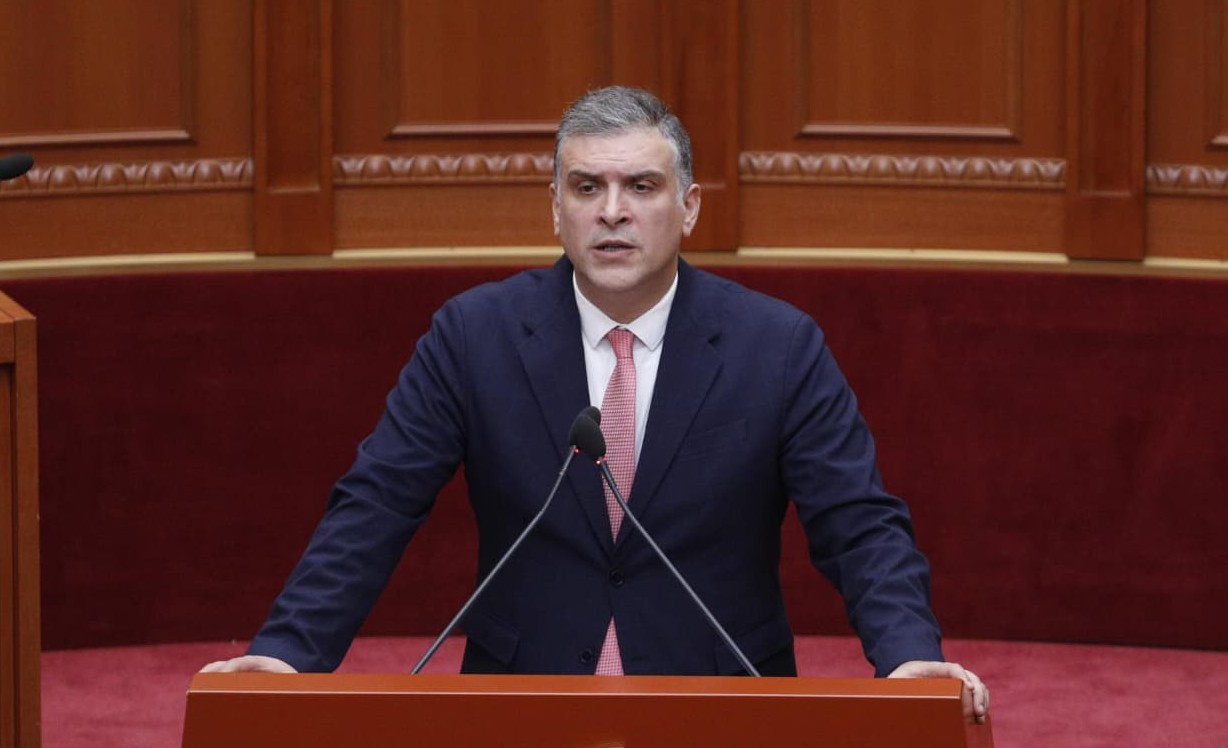 Protesta para Kryeministrisë, deputeti Tedi Blushi thirrje qytetarëve: Sot dita e revoltës! Kjo bandë duhet shkërmoqur!