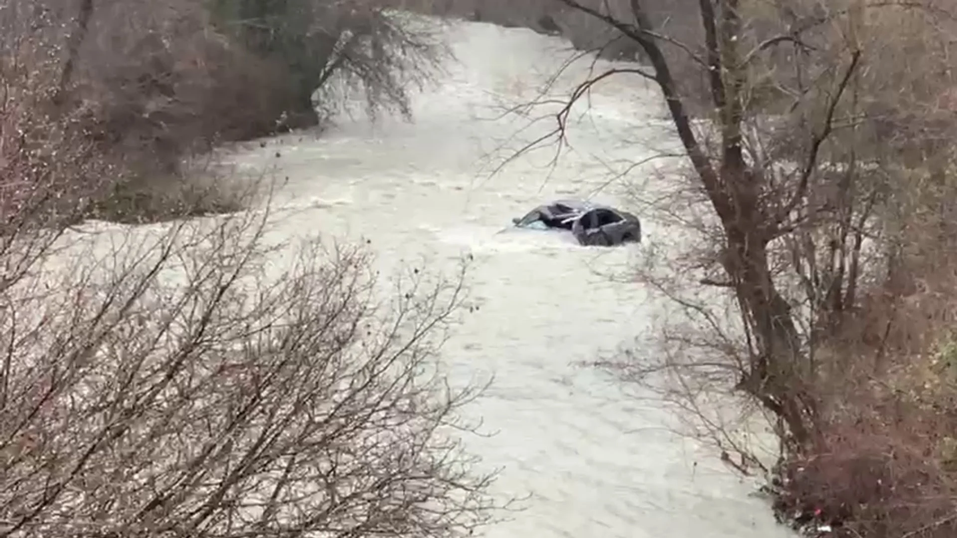 Ra me makinën që drejtonte në përrua dhe nuk e ndihmoi pasagjerin, arrestohet 24-vjeçari