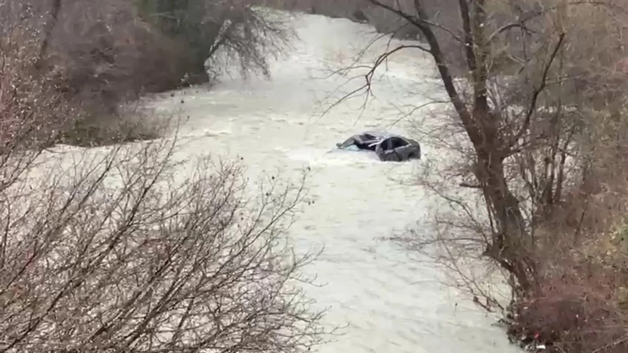 Shoku e la në makinën e rënë në përrua dhe e mori rrjedha, vijojnë kërkimet për trupin e 30-vjeçarit në Klos