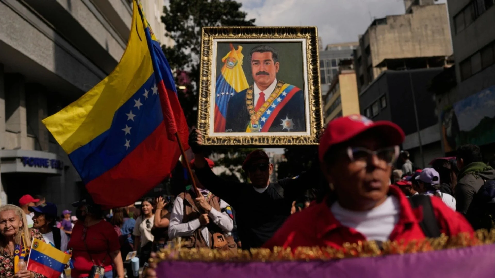 Mijëra njerëz mbushin rrugët e Karakasit, mbështetësit e Maduros kërkojnë kthimin e presidentit