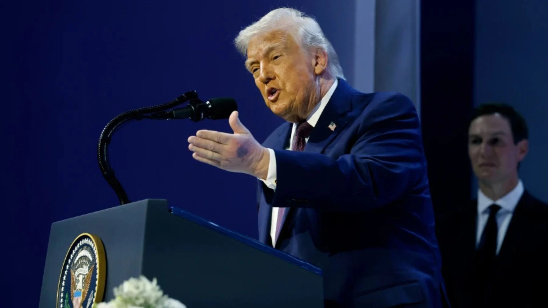 U aludua se ishte i sëmurë prej mavijosjes në dorën e tij, reagon Trump: Jam shumë mirë, e godita në një tavolinë