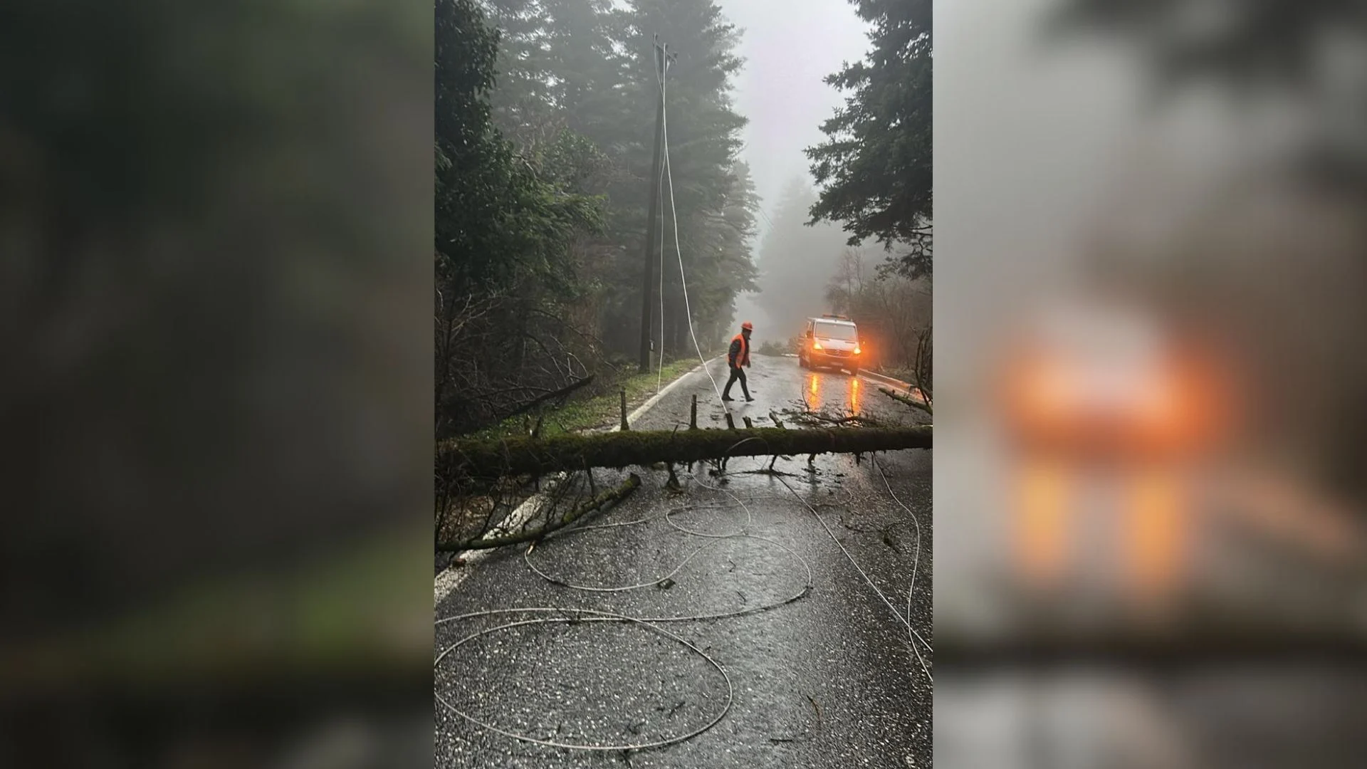 Era e fortë rrëzon pemët dhe bllokon rrugën e Llogarasë