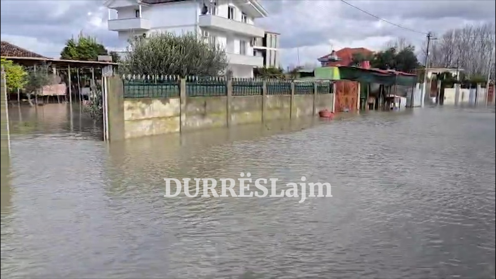 VIDEO/ Erzeni përmbyt Katundin e Ri! Dhjetëra banesa dhe qindra hektarë toke nën pushtetin e ujit