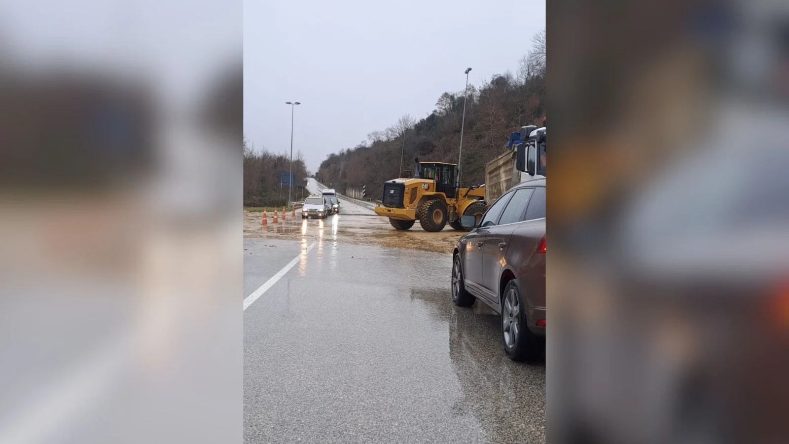 Rrëshqitje dherash në aksin Gjirokasër-Tepelenë, bllokohen dy segmente rrugore