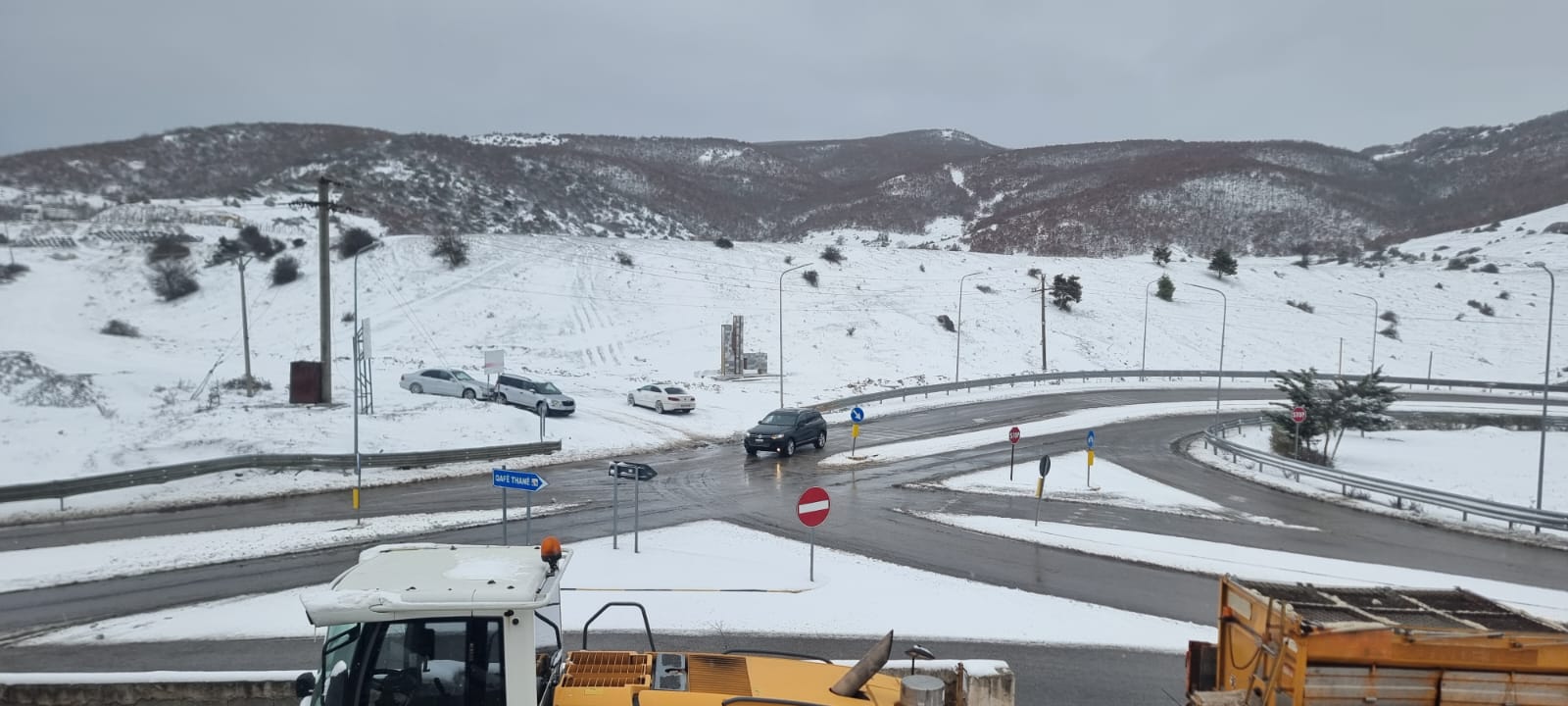E bllokuar prej dy orësh, nis qarkullimi normal i kamionëve në pikën kufitare të Qafë Thanës