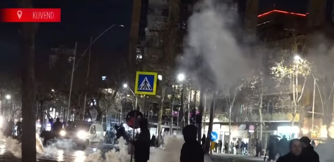 Policia mobilizohet te Kuvendi, shpërndahen me ujë protestuesit