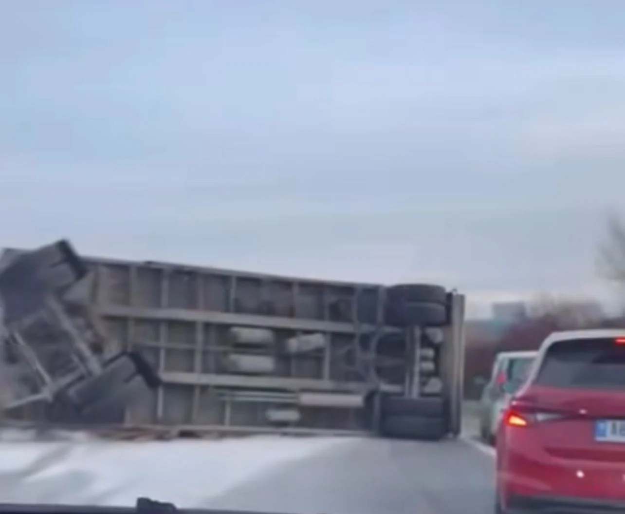 Përmbyset kamioni në autostradën Durrës-Tiranë, trafik i rënduar prej bllokimit të korsisë