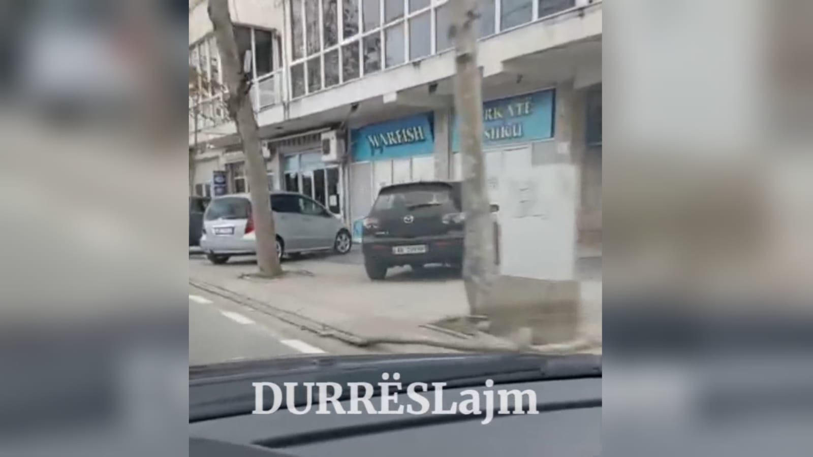 Parkimi publik 2 metra larg, por drejtuesit e mjeteve në Durrës preferojnë të parkojnë mbi trotuar (VIDEO)