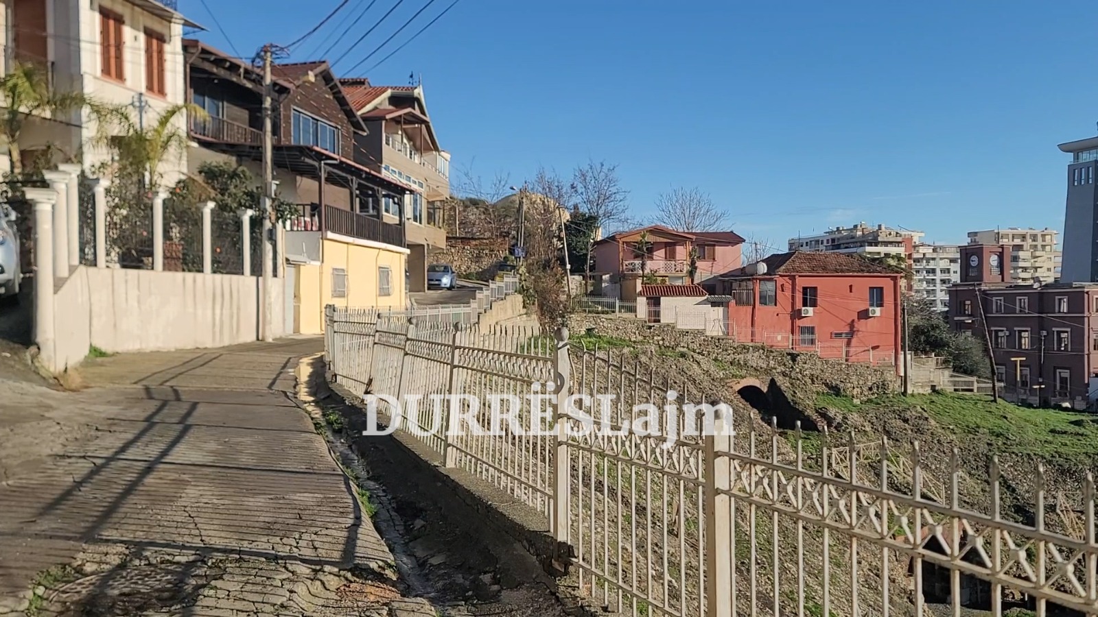 Durrës, rruga që po kthehet në rrezikun nr.1 për turistët e huaj (VIDEO)