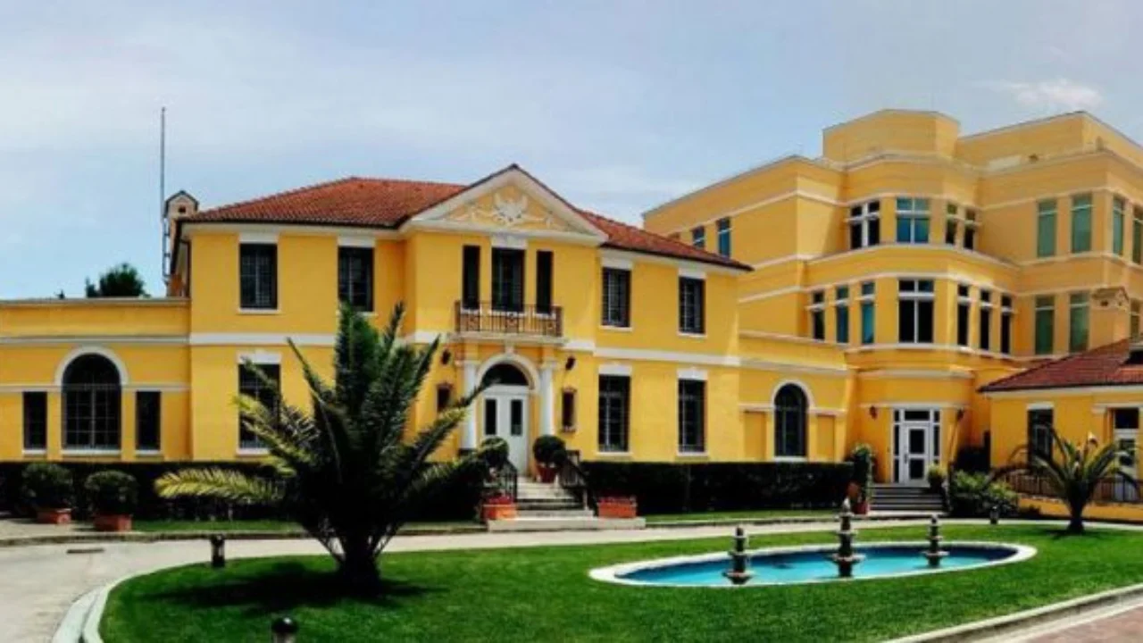 Pezullimi i vizave të emigracionit, Ambasada Amerikane në Tiranë: Ja cilët qytetarë nuk lejohen të hyjnë në SHBA