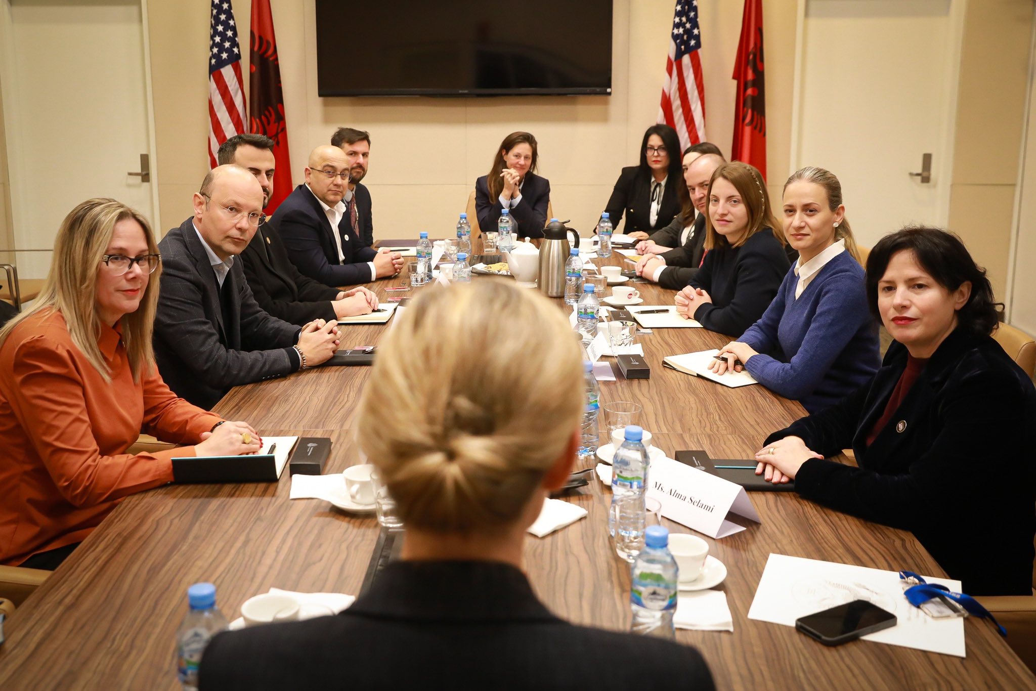 E ngarkuara me Punë e SHBA-së takohet me deputetët e rinj të PS dhe PD, ambasada: Forcojmë bashkëpunimin mbi prioritetet e përbashkëta