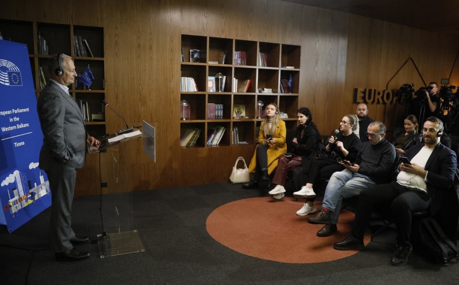 Denoncimet për AKSHI-n nga kreu i PD, zyrtari i lartë i PE: Mos më pyesni për çdo gjë që thotë Berisha, do më duhet të dal nga roli institucional