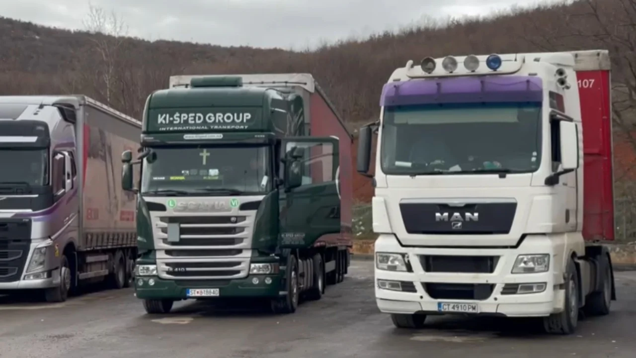 Shoqata e kamionistëve në grevë, dogana e Qafë Thanës funksionon me hyrje të pakta kamionësh