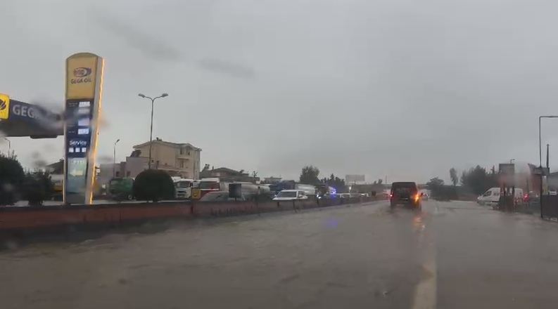 Devijohet lëvizja për në Durrës! Policia e Shtetit apel shoferëve: Disa rrugë të bllokuara, ja nga duhet të kaloni