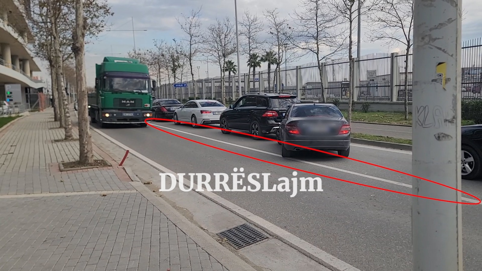 Kaosi me parkimin publik në Durrës/ Sinjalistika rrugore tregon vijë të pandërprerë, por makinat nuk pyesin! (VIDEO)