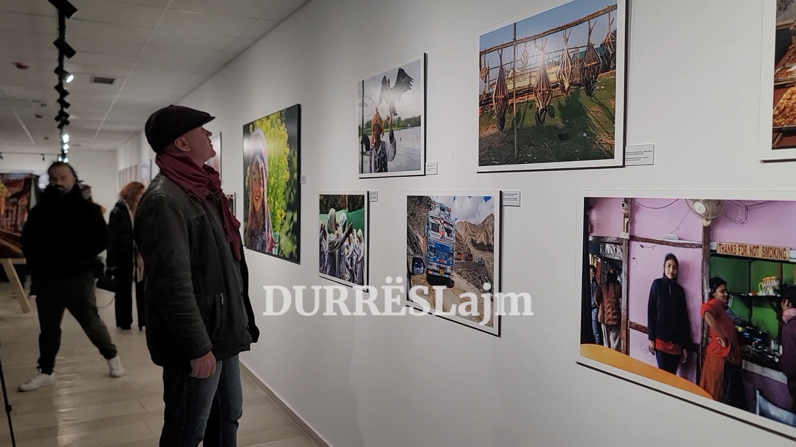 Hapet në Durrës ekspozita “Images from Azia”, e fotografit italian Massimo Saretta (VIDEO)