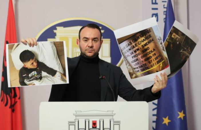 Deputeti i PD denoncon dhunën e Policisë gjatë protestës: Ilir Proda përgjegjës, të japë llogari! Nuk kurseu as fëmijët