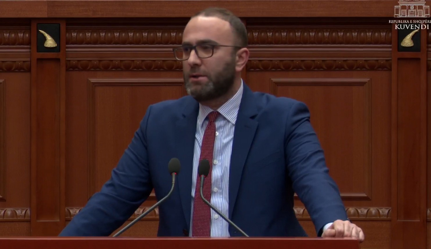 Bardhi në Kuvend: Ftesa për “Bordin e Paqes” ndaj kombit shqiptar, jo ndaj qeverisë! Nxitimi për ta miratuar me urgjencë