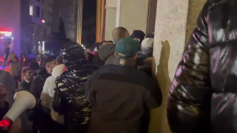 Protesta në Durrës tensionohet, qytetarët godasin derën e bashkisë dhe tentojnë të hyjnë brenda (VIDEO)