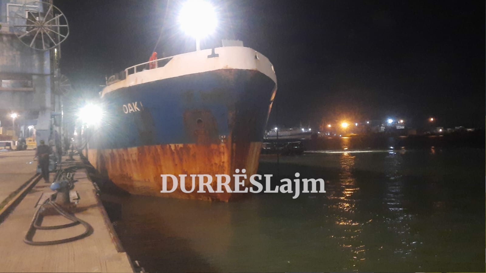 Operacion shpëtimi në portin e Durrësit, anijes i këputen dy spirancat prej detit të trazuar (VIDEO)