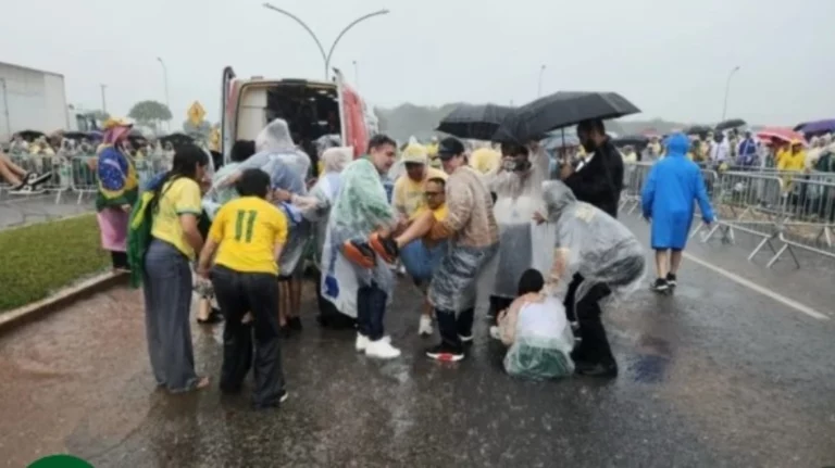 VIDEO/ Kishin dalë në mbështetje të ish-presidentit Bolsonaro, 30 persona mbetën të plagosur pasi u goditën nga rrufeja