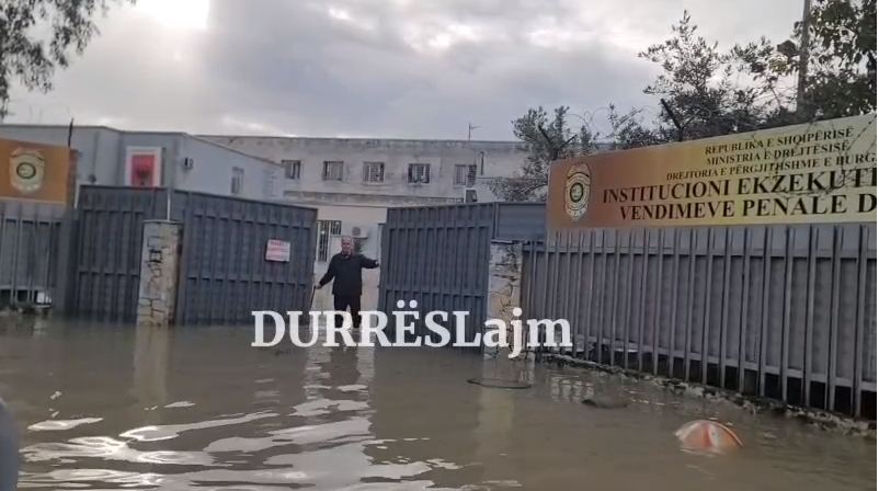 Burgu i Durrësit ende i përmbytur! Banesat dhe bizneset e Kënetës vazhdojnë nën pushtetin e ujit (VIDEO)