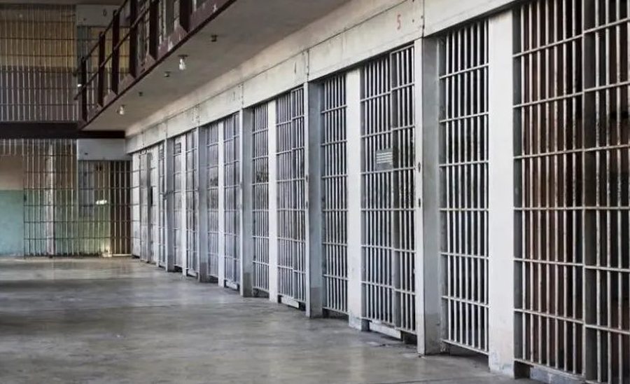 EMRAT/ Fusnin lëndë narkotike në burgje, kush është polici i arrestuar, i paraburgosuri dhe familjarja e tij