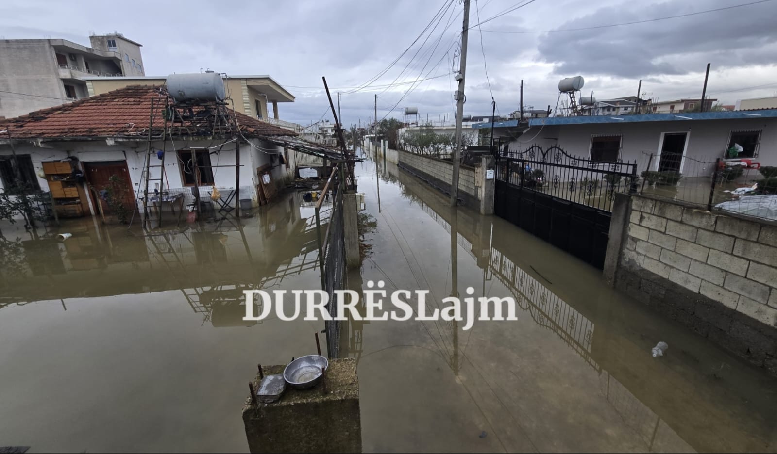 Dita e 5-të e përmbytjes, zona e ish-Kënetës në Durrës ende nën ujë (VIDEO)