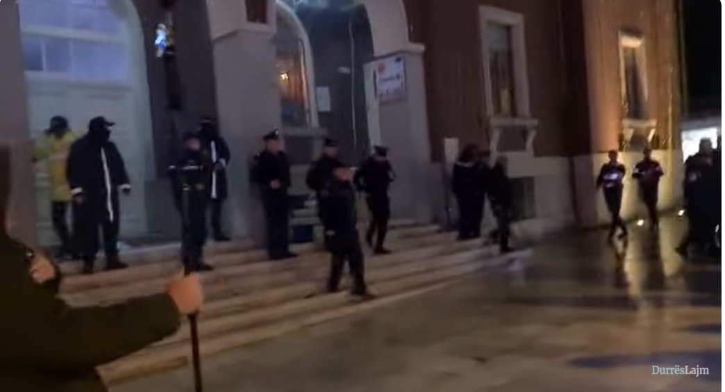 Tension para Bashkisë Durrës, protestuesit hedhin mjete piroteknike (VIDEO)