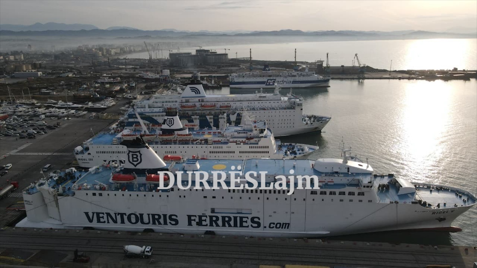 Durrës, nis rikthimi i emigrantëve në vendet e punës, flota e peshkimit e bllokuar në port për shkak të motit të keq (VIDEO)