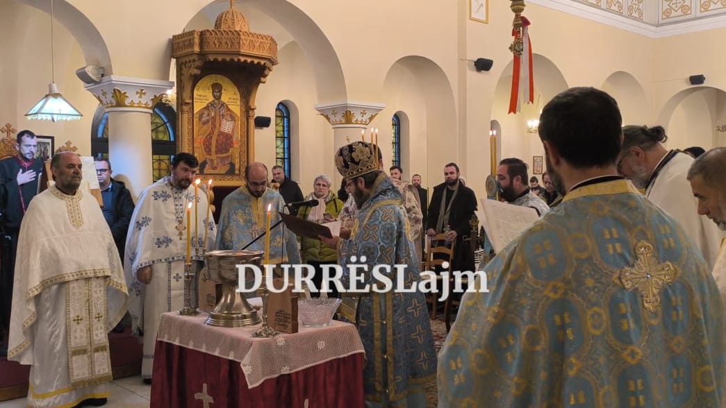 Durrës, anulohet ceremonia e hedhjes së kryqit në det, mbahet vetëm mesha e drejtuar nga Kryepiskopi Joan (VIDEO)
