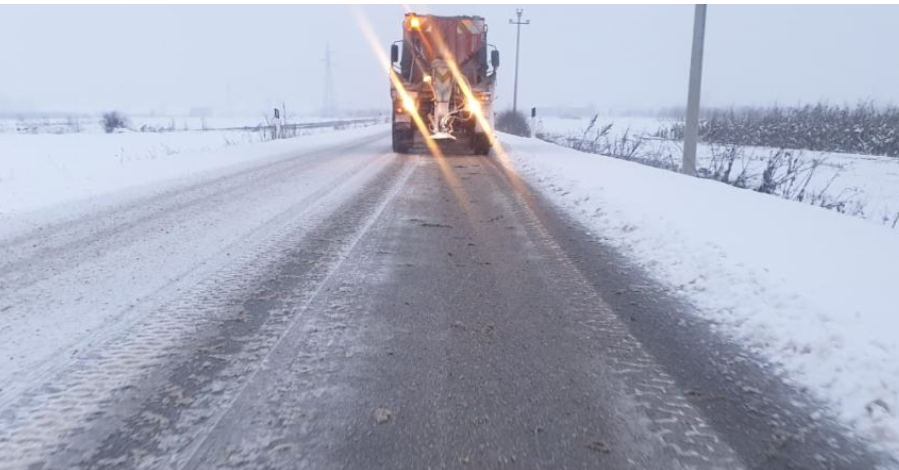 Ndërprerje të energjisë dhe borë në disa akse rrugore në Korçë