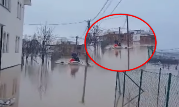 Situatë alarmante me përmbytje edhe në Kosovë, në Drenas qytetarët evakuohen me motoskafë