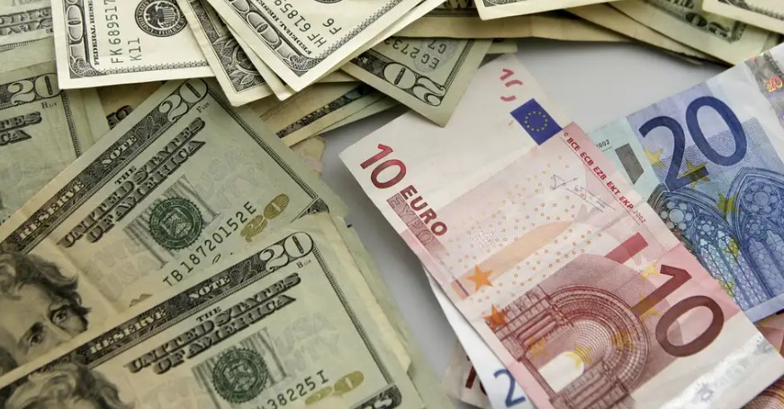 Analiza e DW: Euro kundrejt dollarit amerikan, në nivelin më të lartë që nga viti 2021! A duhet të ndërhyjë Banka Qendrore Europiane?