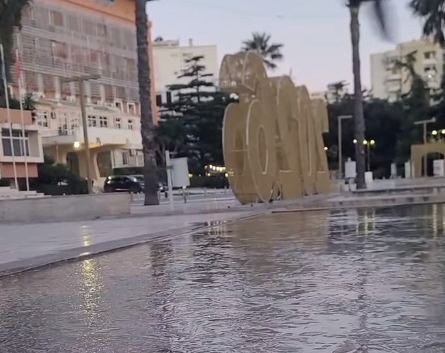 Durrësi zgjohet i “ngrirë”! I ftohti i acartë mbërthen qytetin (VIDEO)