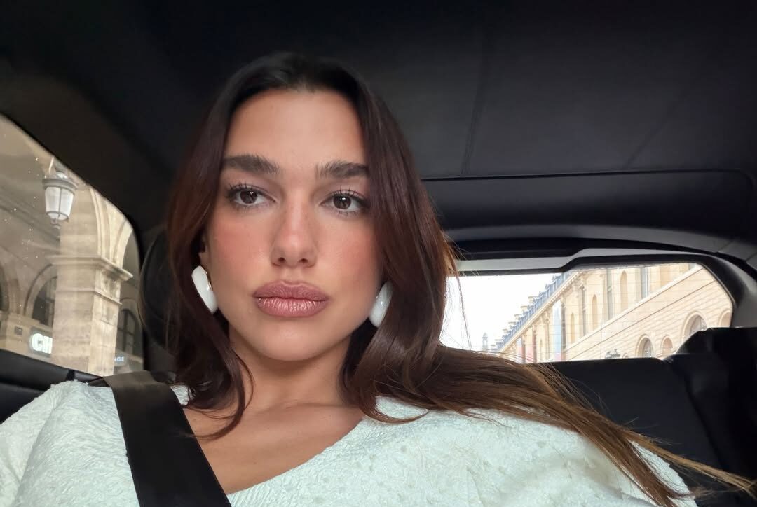 FOTO/ Dua Lipa ndan momente të veçanta nga udhëtimi në Paris me të fejuarin e saj 