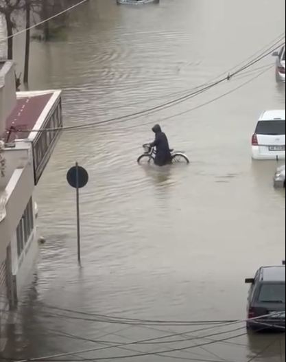 Qyteti nën pushtetin e ujit! Berisha publikon pamjet alarmante: Durrësi i Betonit apo Gjushit dhe Ramaduros…