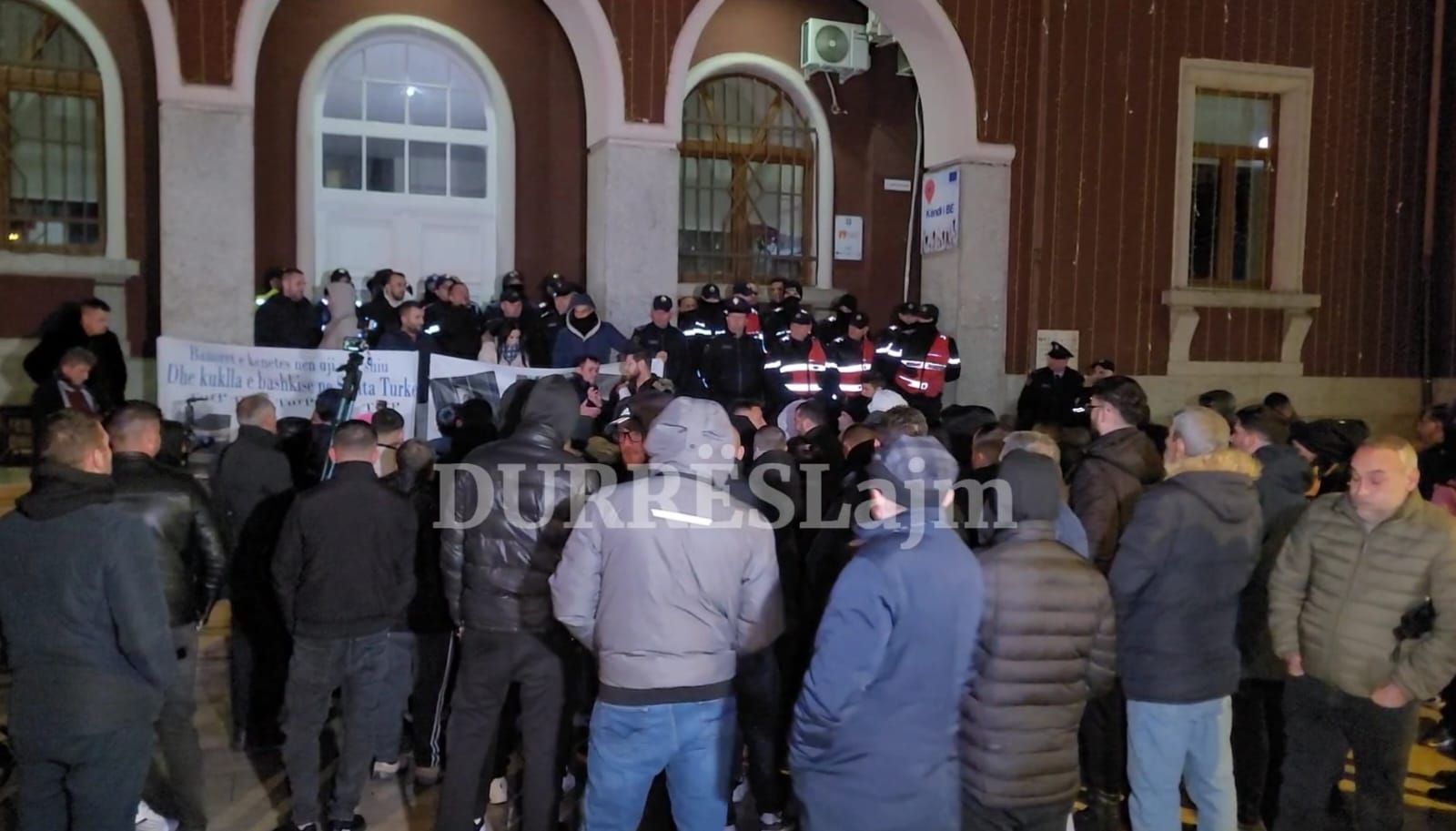 Durrës/ Protestuesit zhvendosen drejt Drejtorisë së Policisë, ja arsyeja