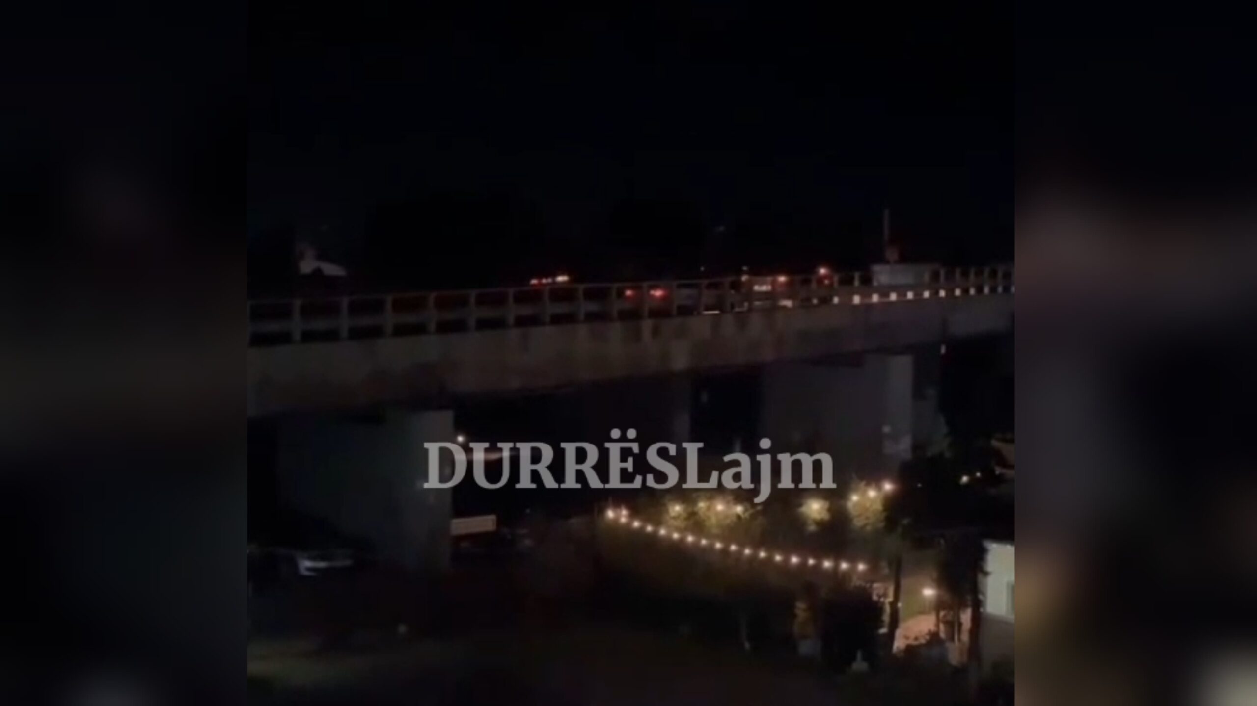 Durrës, makina përplaset me barrierat e mbikalimit, evitohet një aksident i frikshëm ( VIDEO)