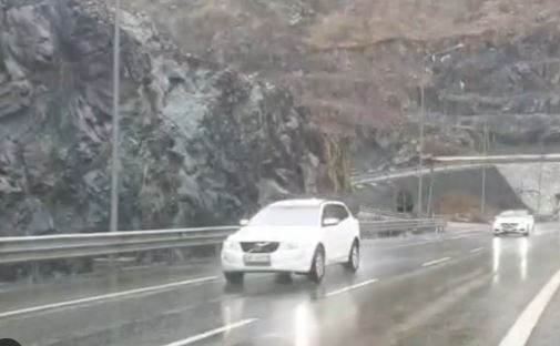 Paralizohet qarkullimi në Elbasan, policia ndalon lëvizjen e mjeteve pa zinxhirë e goma dimërore